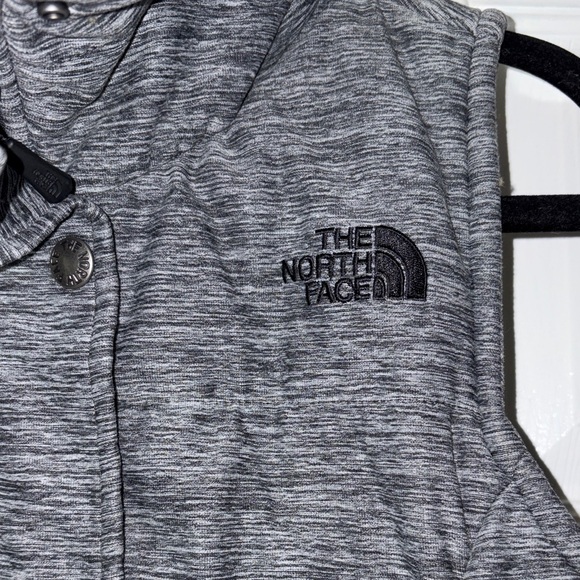 EUC The North Face Women's Gray Puffer Vest size Medium - Picture 2 of 5